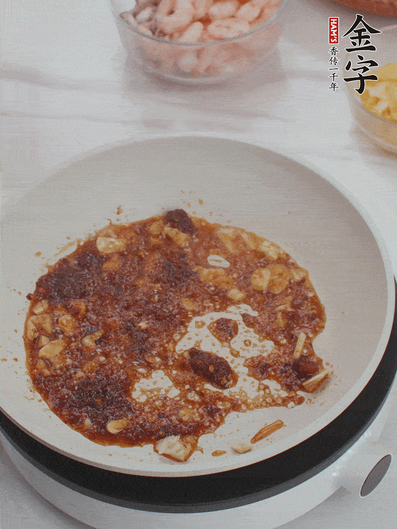 冷锅热油，1大勺hthXO酱、蒜末炒香，倒粉丝一起炒。