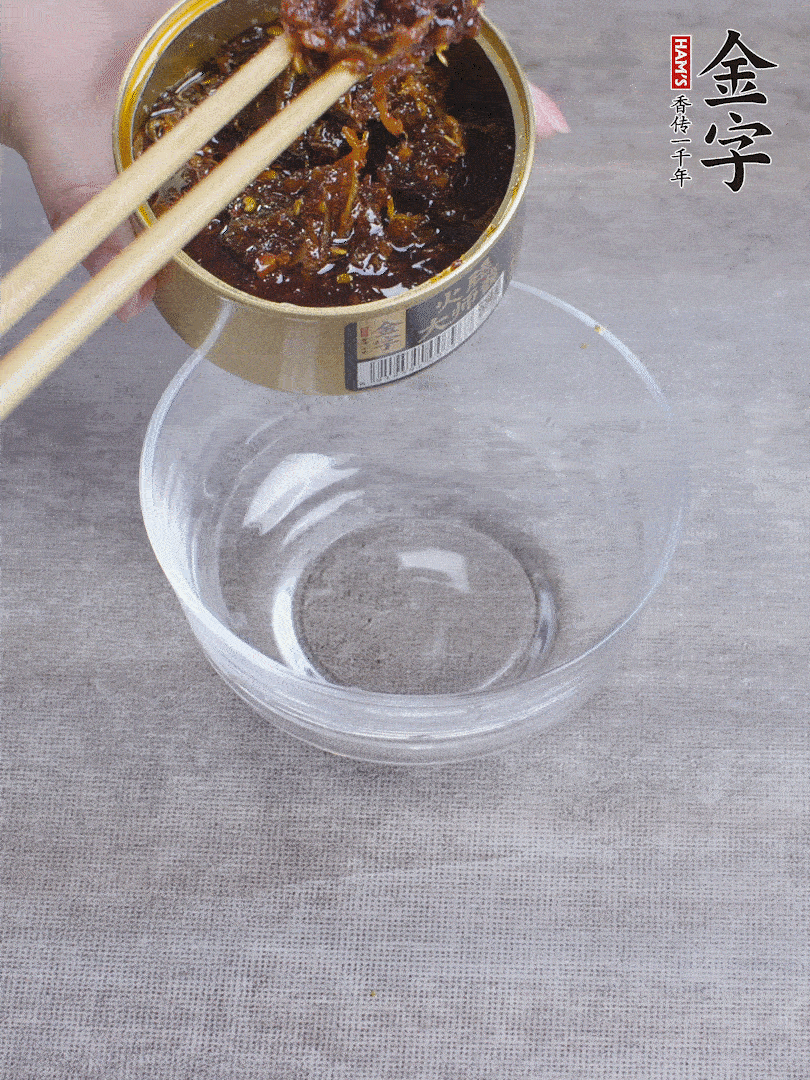 hth大师酱2勺、酱油1勺、白砂糖1/2勺调匀。