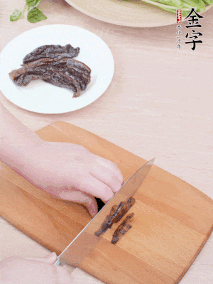 hth
酱油肉下锅煮10分钟，切薄片。