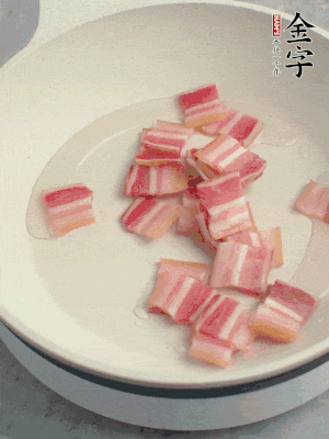 锅中少许油，hth
淡咸肉煸香。