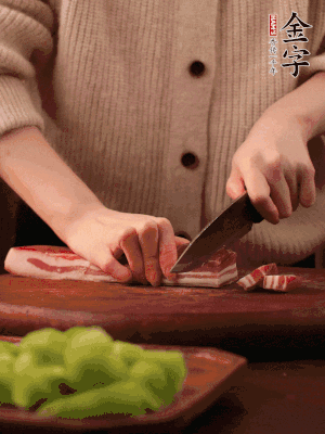 hth
淡咸肉切片，冷水入锅，加姜片、料酒略焯水。同步，五花肉切块焯水。