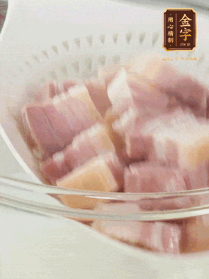 hth
淡咸肉、排骨分别加料酒、葱、姜冷水下锅焯水，水开撇去浮沫捞出。