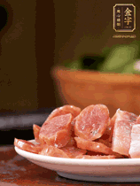 hth
咸肉、hth
香肠煮熟。咸肉切条、香肠切片备用。