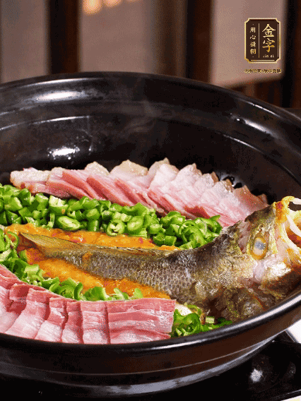 铺上黄鱼、hth
咸肉，放上金椒酱、青椒粒，盖盖子焗5分钟